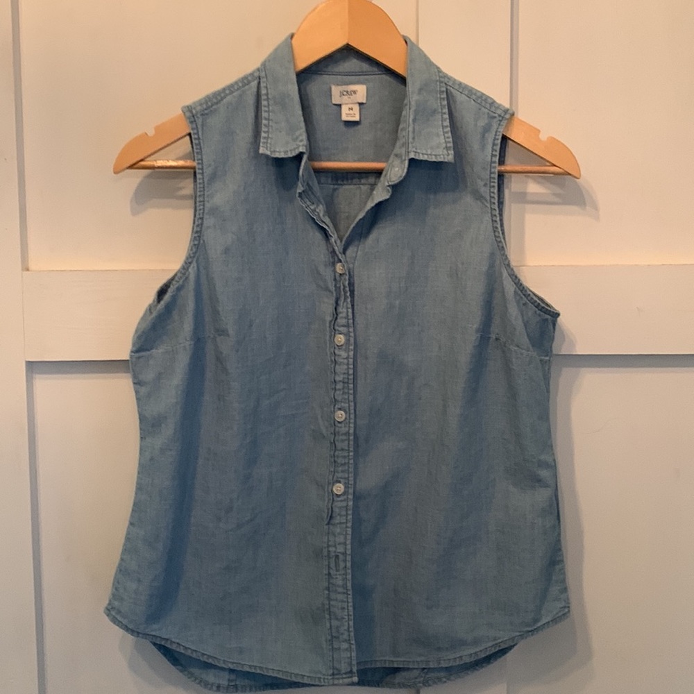 J Crew Women’s Chambray button up shirt in signature fit size M